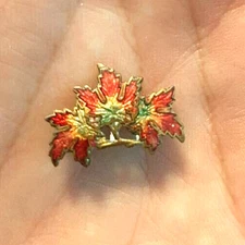 Vintage Fall Leaves Metal Pinback an excellent souvenir