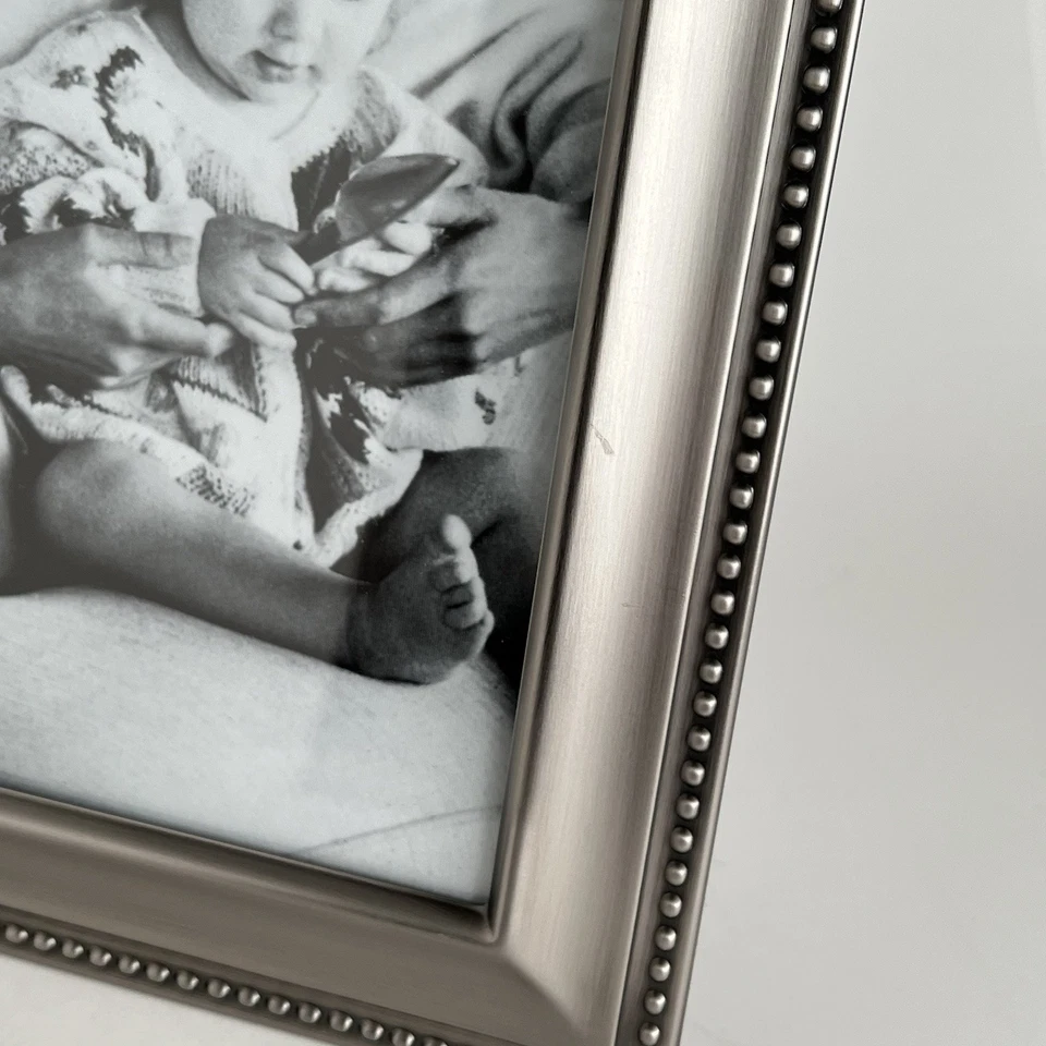 Marco de fotos artísticas de metal color plata 8x10 Malden Intl., parte posterior de fieltro Foto 4 de 4