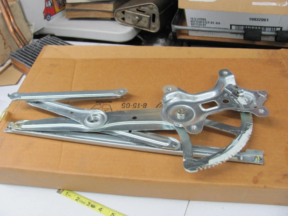 Regulador de puerta de pasajero RF 2003-08 Pontiac Vibe 2003-08 NOS GM 88969902 Foto 3 de 4