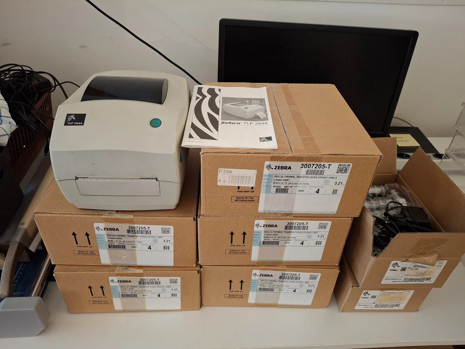 Zebra Etikettendrucker TLP 2844 mit 42.000 Etiketten und 28 Farbbänder