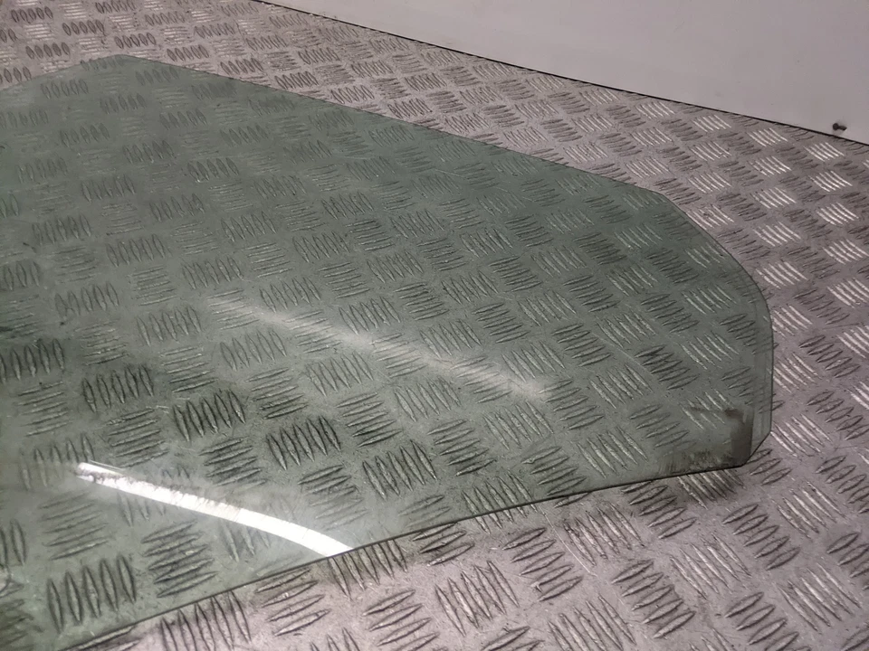 Ventana puerta Volvo V40 D2 SE MK3 5 puertas 2012-2016 (o/s conductor trasero) Foto 4 de 4