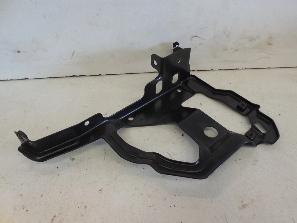 06-13 Audi A3 Quattro 8P Right Side Dashboard Panel Mount Bracket 8P1858506B - Image 2 of 4