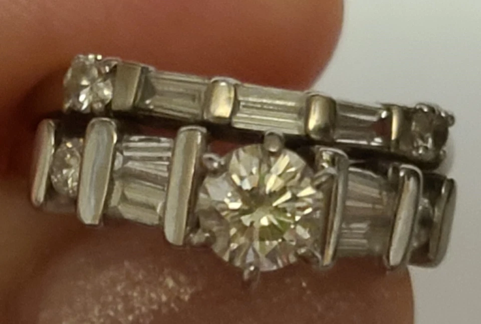 Juego de anillo de compromiso solitario de diamantes redondos de platino piedra central de 0,40 quilates Foto 2 de 4