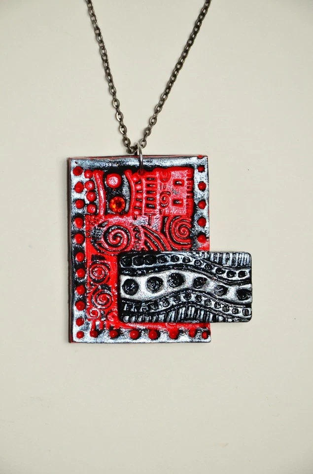 Joyería de arte hecha a mano, collar moderno de arcilla polimérica rojo-negro-plata con incrustaciones de cristal Foto 2 de 4