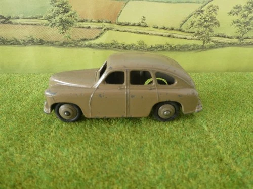 Vintage Dinky Toys 40e Standard Vanguard Saloon Car 1948-1950 Fawn + Fawn hubs