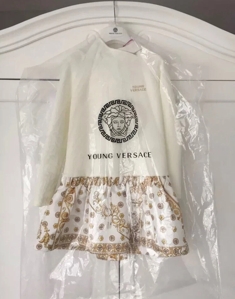 YOUNG VERSACE Abito con cappuccio bianco e oro barocco con motivi Made In Italy