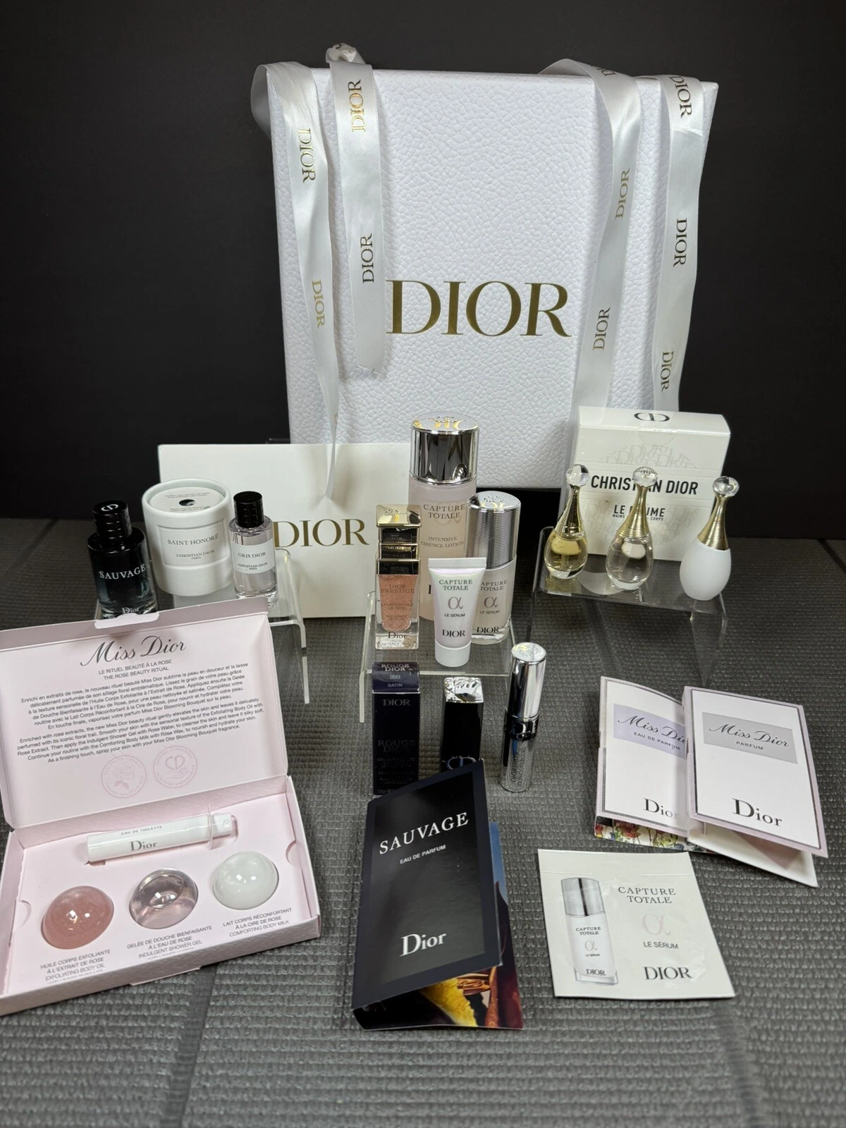 Coffret cadeau parfum maquillage soin Dior avec ruban, boîte et enveloppe.