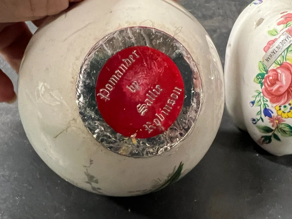 VINTAGE PAIR OF POMANDER POT POURRI SCENT HOLDERS - Image 4 of 4