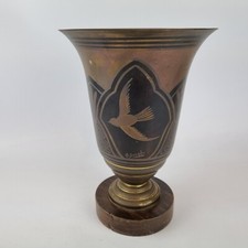 Eine Decobu signierte franz&ouml;sische Art Deco Messing Vase verziert mit V&ouml;geln 24 cm hoch