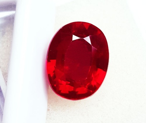 Bague En Or Avec Rubis Naturel Ovale 10,85 Carats - Certifié - Couleur Rouge - Provenance Brésil