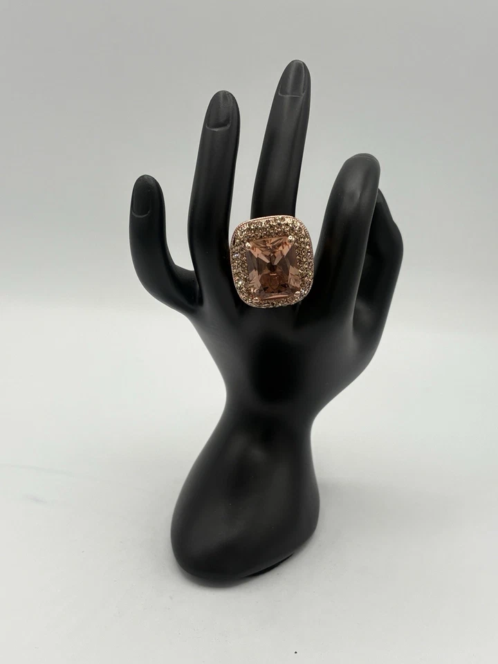 Anillo Joan Boyce Rock Your Ring Rectangular Pavé Champagne Talla 7-1174 Foto 2 de 4