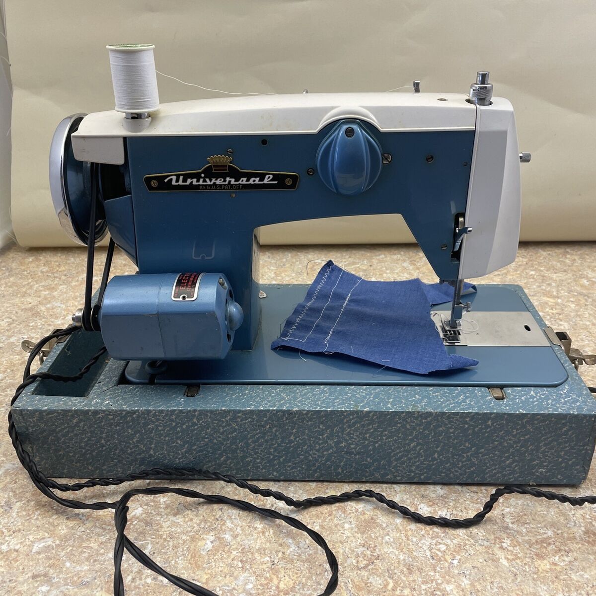 VINTAGE UNIVERSAL SUPER ZIGZAG SEWING MACHINE - MODEL AZZ VINTAGE UNIVERSAL SUPER ZIGZAG SEWING MACHINE - MODEL AZZ