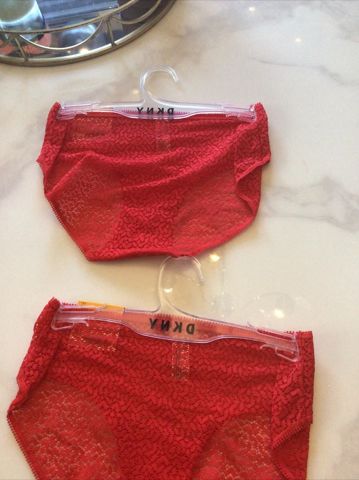 DKNY DOS BREIFS ENCAJE ROJO NUEVA TEMPORADA AMBOS POR £22 Tamaño pequeño Foto 4 de 4