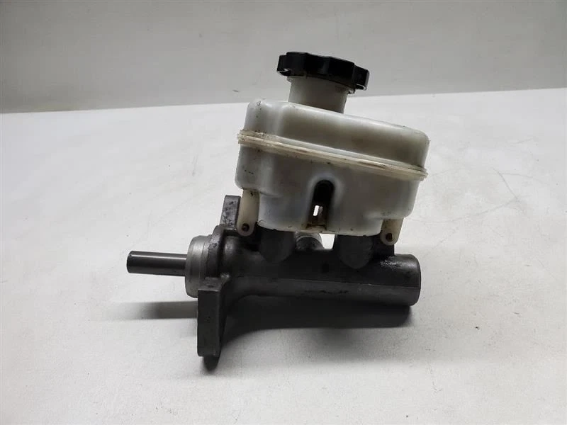 Conjunto de cilindro maestro de freno Chevy Colorado GMC Canyon 2004-2008 OEM 19209275 Foto 2 de 4