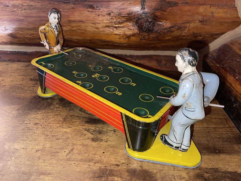 Ranger Steel Products - 1930's - Wind-Up Billiards Table with Players! - RARE!