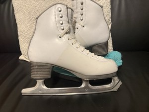 5.5R Jackson Debut Figure Skates with Matrix Legacy Blades