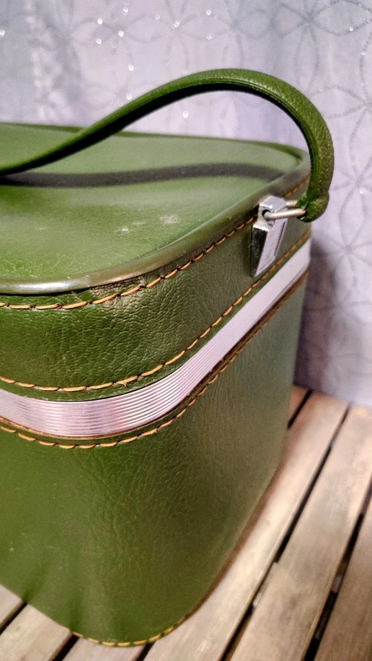 复古 Amelia Earhart 火车箱绿色旅行梳妆行李箱 MCM 20 世纪 60 年代 — 第 3/4 张图片