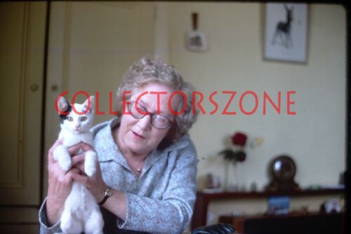 35mm Slide  1977 Woman Playing with Her Cat Kodachrome v2 - Foto 1 di 1