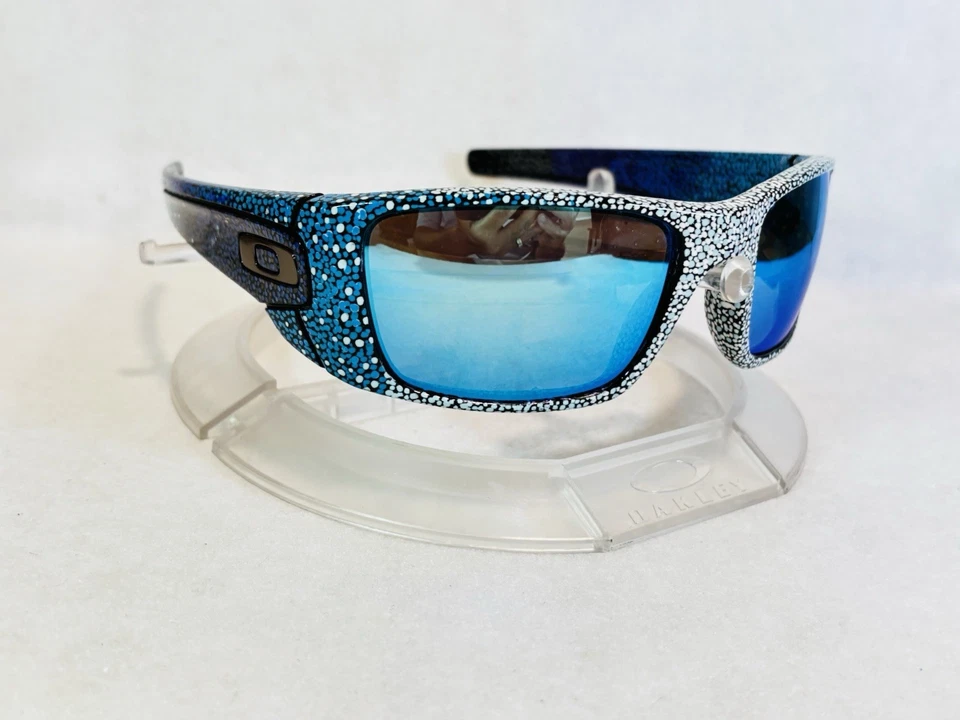 Gafas de sol Oakley Fuel Cell personalizadas de confeti azul con lentes espejadas azules Foto 4 de 4