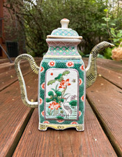 CHINESE FAMILLE NOIRE SQUARE FORM TEAPOT, KANGXI STYLE.