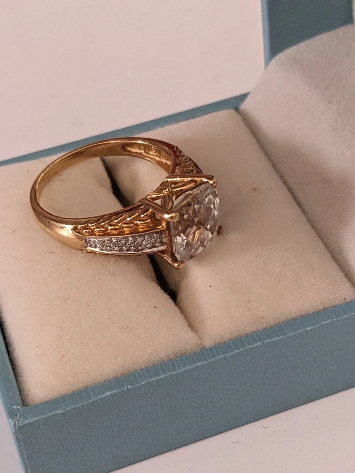 Anillo llamativo de diseño MEDA de oro amarillo blanco de 14 K con diamantes acentuados Foto 4 de 4