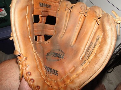 REGENT VINTAGE SOFTBALL NICE GLOVE 12.5'' SIZE RHT GOOD GLOVE