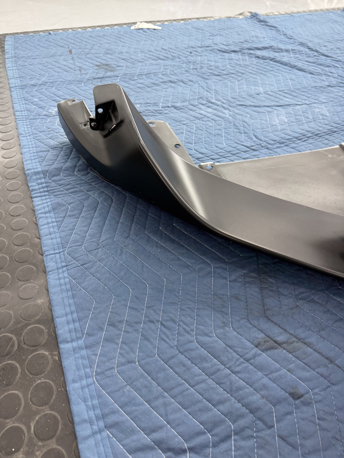 Maserati MC20/Ciello. OEM Front bumper lower splitter Part no. 6702229350