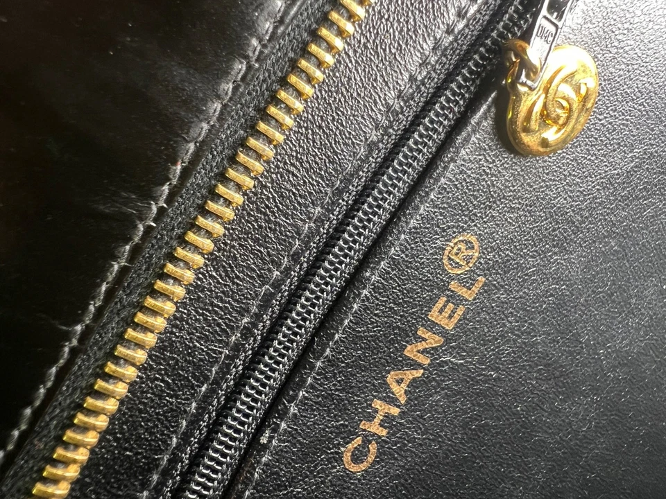 Bolso de Mano Chanel Medallion (24KT Chapado) Cuero Patente con Tarjeta de Autenticidad y Folleto Foto 4 de 4