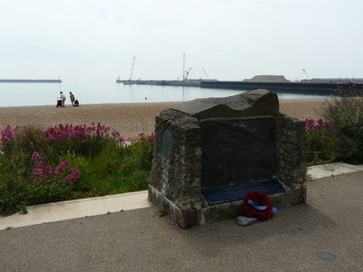 Foto 6x4 The Dunkirk Memorial, Promenade Dover\/TR3141 This is a stone m c2017