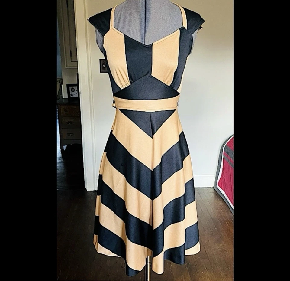 Vintage 70s Black and Tan Chevron Dress - Image 2 of 4
