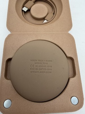 ポータブルプレーヤー YEEZY TECH x KANO MODEL 1016 Yeezy Tech x Kano Stem Player Model 1016 Portable Music Player H21