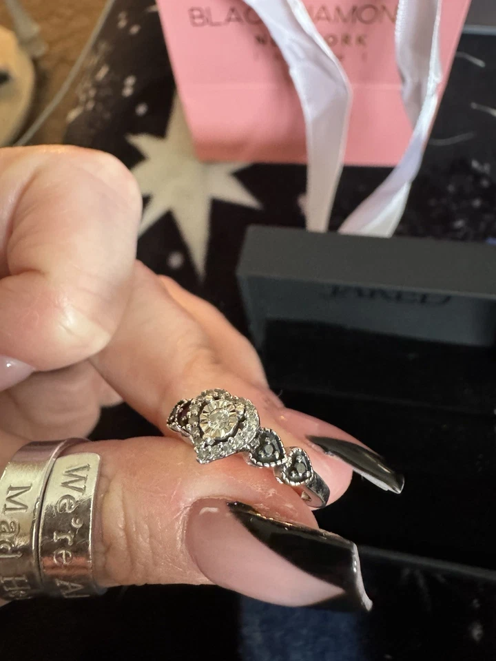 Anillo Promesa Corazones Diamantes Negros Gótico de Jared’s Talla 6 Foto 2 de 4