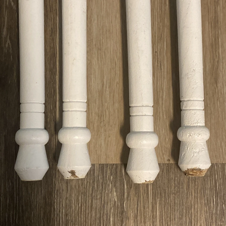 "4 patas de mesa de madera de salvamento vintage astilladas husillos pintados blancos reutilizables" Foto 2 de 4