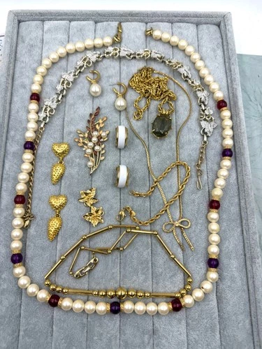 Lot Of Vintage Gold Tone Jewelry Necklace Bracelet Brooches Estate Lot