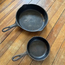 Menge von zwei Vintage Gusseisen Markenlos Bratpfanne/Pfannen 10,5"/6,5"