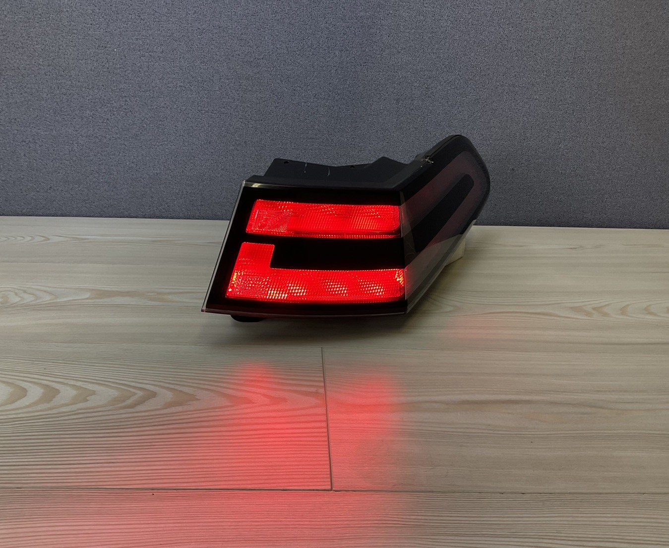🔵2011-2015 Chevrolet Volt Right Rear Outer Passenger Side LED Tail Light. OEM.