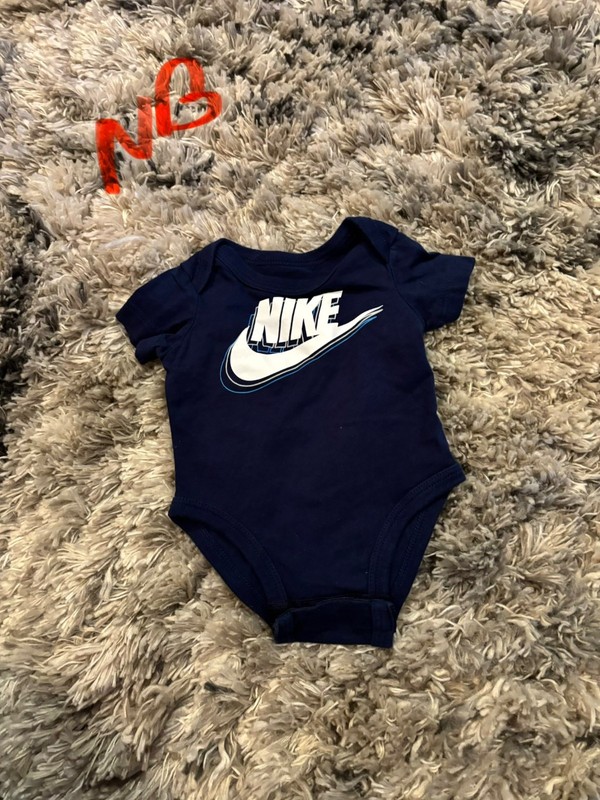 Boys Nike bodysuit size Newborn short sleeve multicolor 