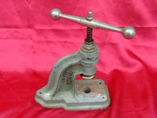 outil ancien emporte pièce cuir , presse de gantier cordonnier LA PETITE ROBUSTE - Photo 2/4