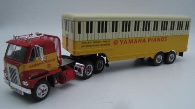 International Harvester DCOF-405 LKW YAMAHA Pianos 1959 Maßstab 1:43 IXO OVP NEU