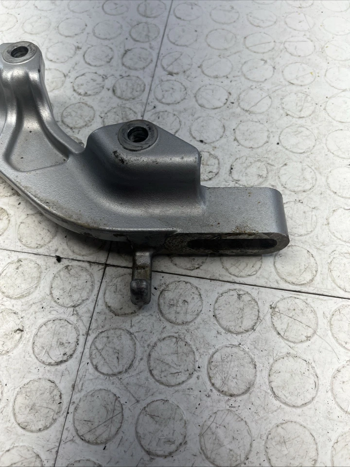 Soporte de montaje de suspensión de pinza de freno trasero Yamaha Road Star Xv1600 2001-2003 OEM Foto 2 de 4