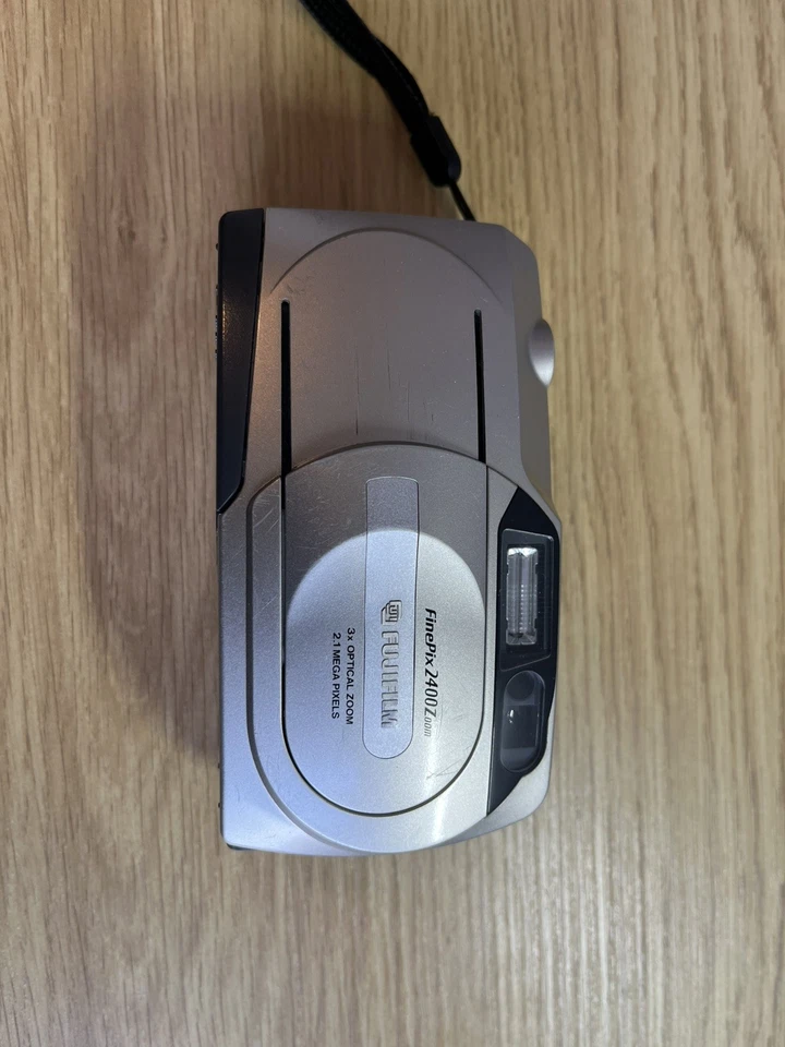 Fujifilm FinePix 1400 Zoom Digital Camera 1.3MP Tested With 32MB Card & Manual, photo 3 of 5