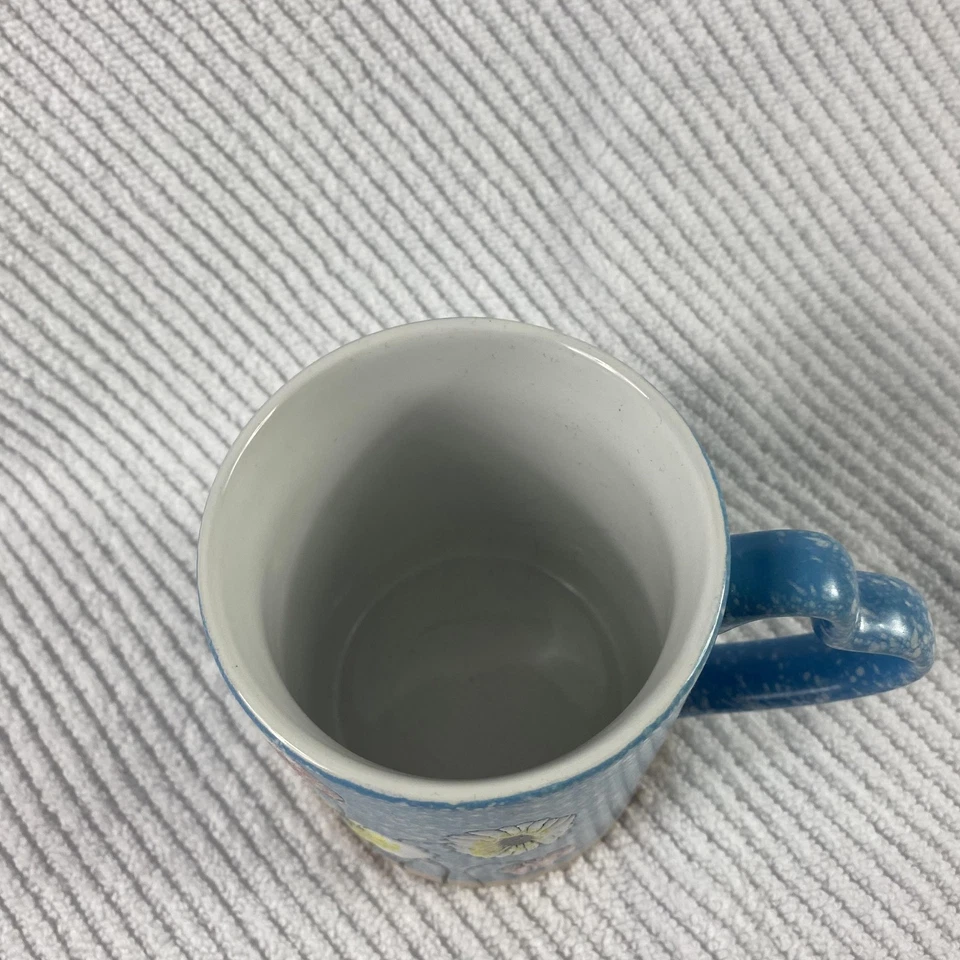 Домашняя керамическая кофейная кружка Gibson с ручкой в виде сердца с синими крапинками и цветочным узором и маргаритками и тюльпанами - Изображение 2 из 4