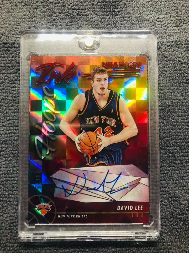 DAVID LEE HOOPS TINTA ROJA/25 AUTOMÁTICO 2021 Panini Hoops #HI-DLE Knicks Foto 3 de 3