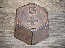 Ancien poids fonte hexagonal 3 + croix (suisse?)     collection balance