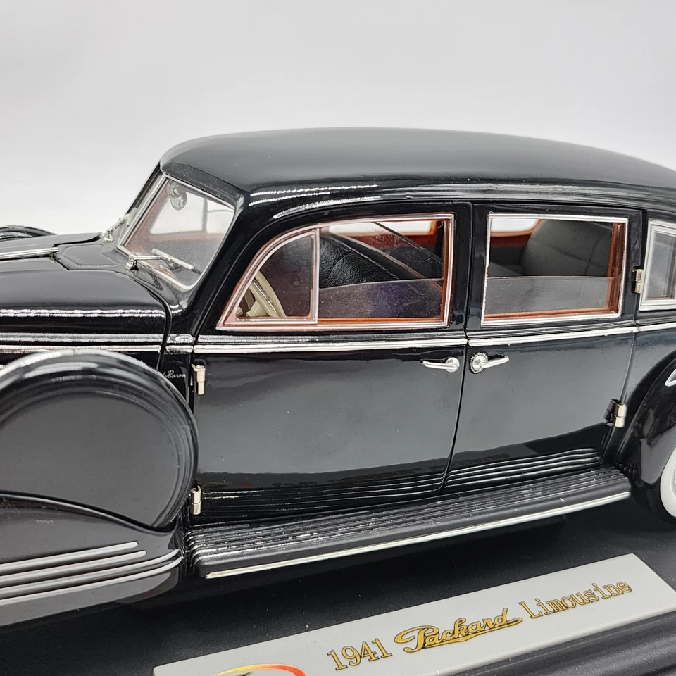 1941 Packard Limousine Signature Models 1:18 Diecast Car Black *Broken Mirror* - Image 4 of 4