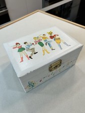 Vintage lata 60. MOD Beatnik Dziewczyna Beatles Boy Pudełko na biżuterię Różowe Satyna Japonia Groovy Słodkie