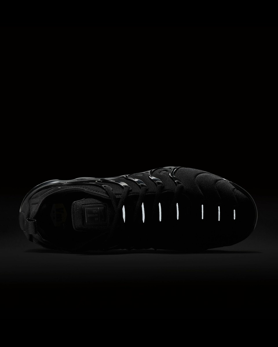 blackout vapormax plus