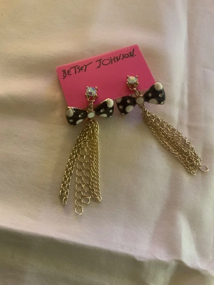 Pendientes de borla con lazo a lunares negros Betsey Johnson Foto 2 de 4