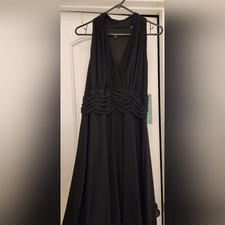 Sleeveless v-cut black dress - Jones Wear