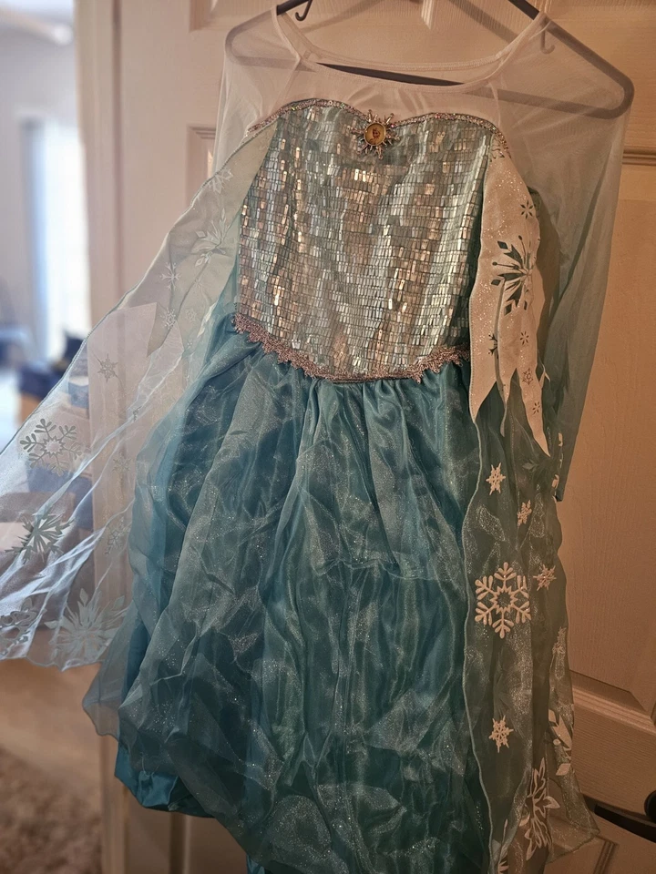 Disney Store FROZEN ELSA Disfraz Vestir Princesa Juego de Rol 7/8 Nuevo con Etiquetas Vestido Capa Foto 2 de 4